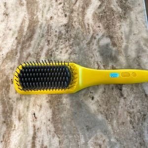 Drybar- Brush Crush Heated Straightening Brush